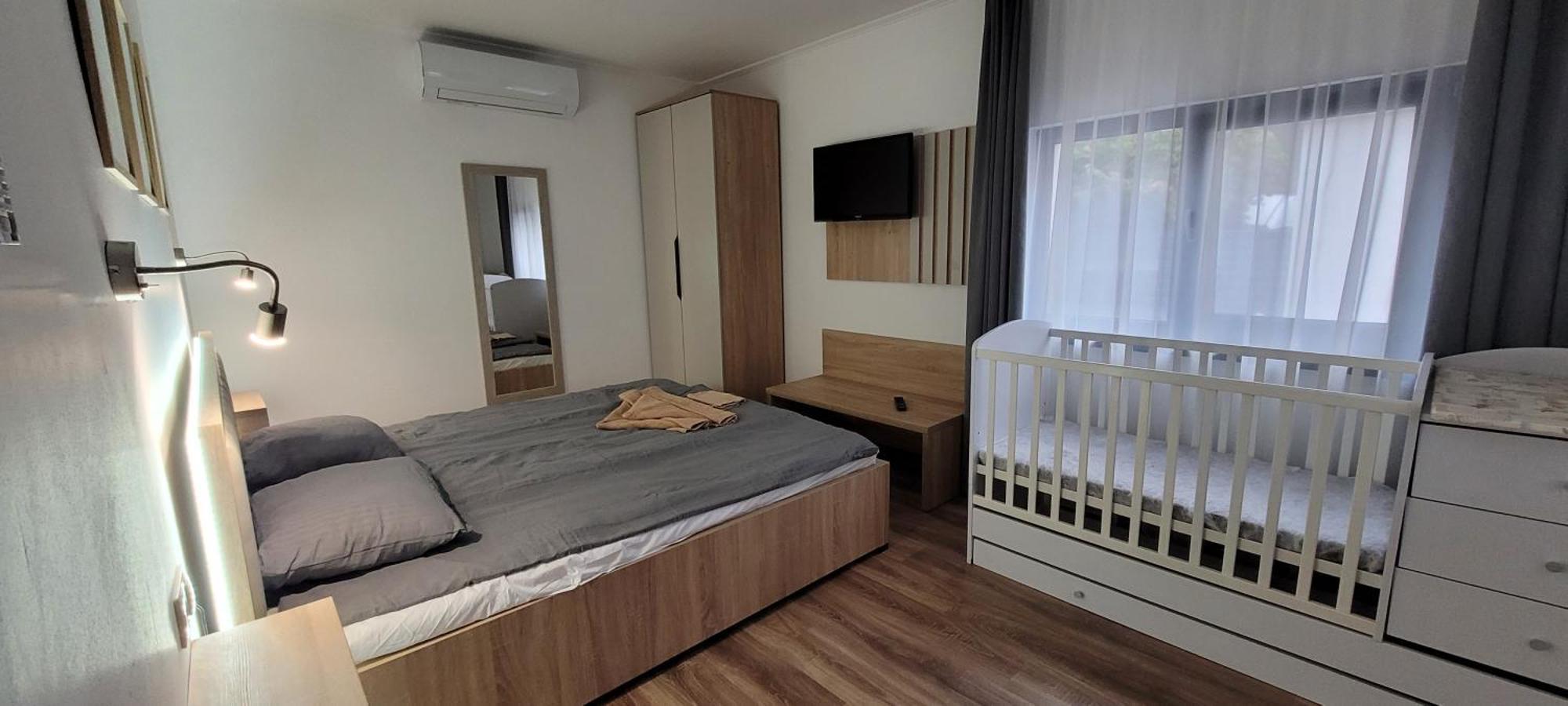 Csaladi Kikoeto Apartman Gyula Exteriör bild