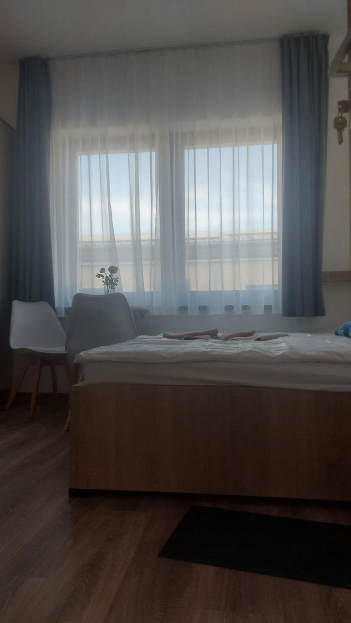 Csaladi Kikoeto Apartman Gyula Exteriör bild