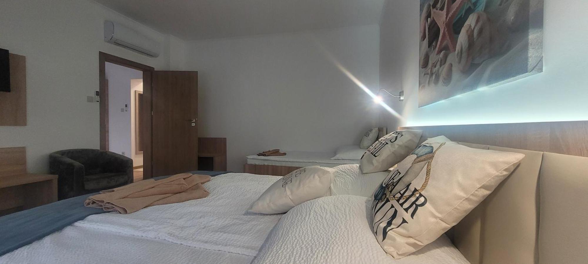 Csaladi Kikoeto Apartman Gyula Exteriör bild