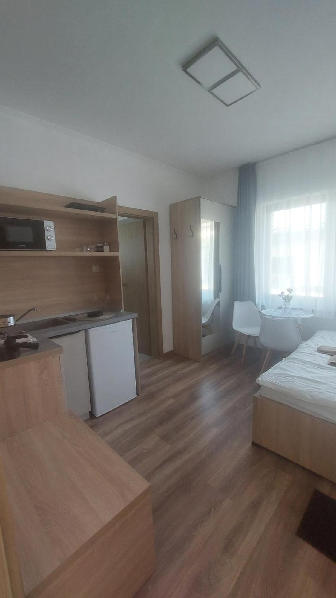 Csaladi Kikoeto Apartman Gyula Exteriör bild