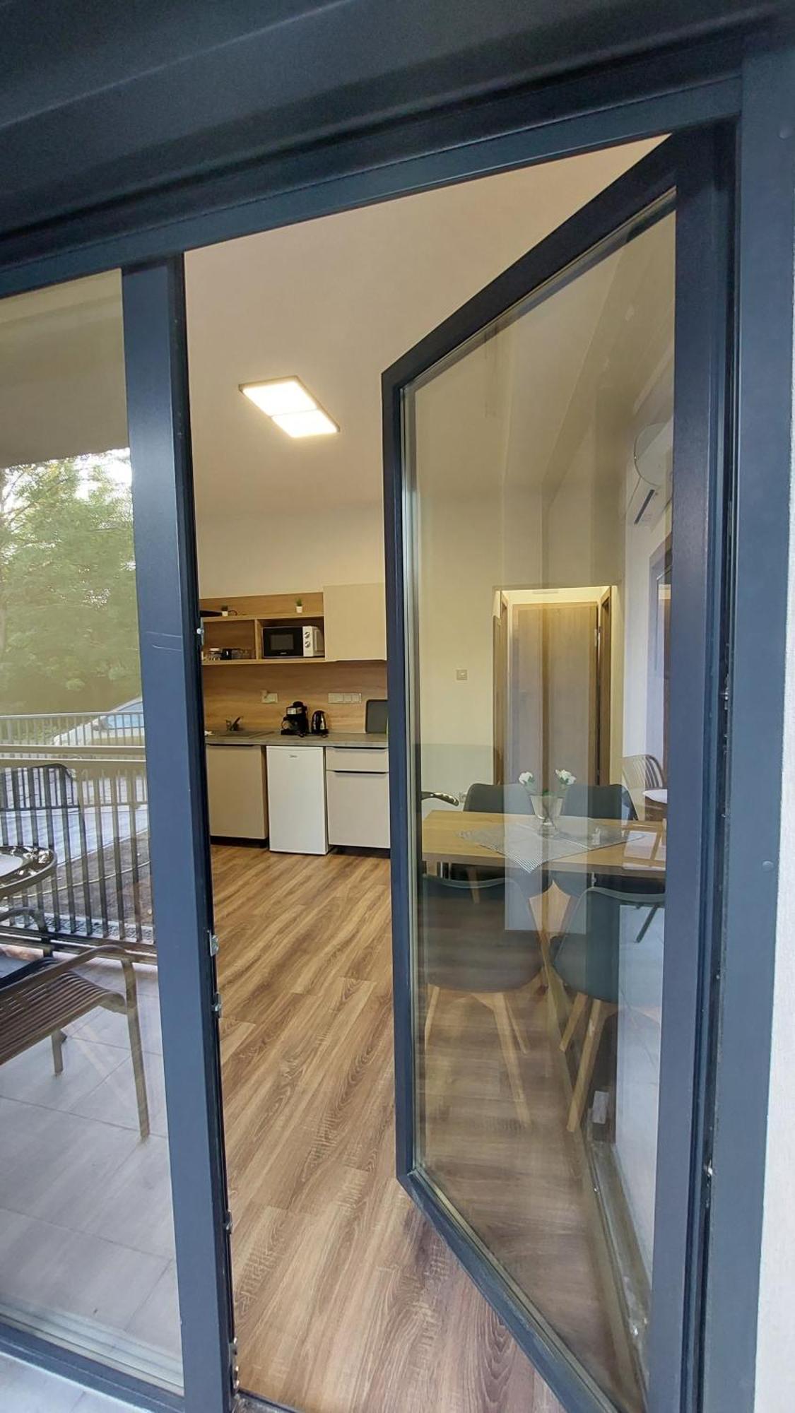 Csaladi Kikoeto Apartman Gyula Exteriör bild