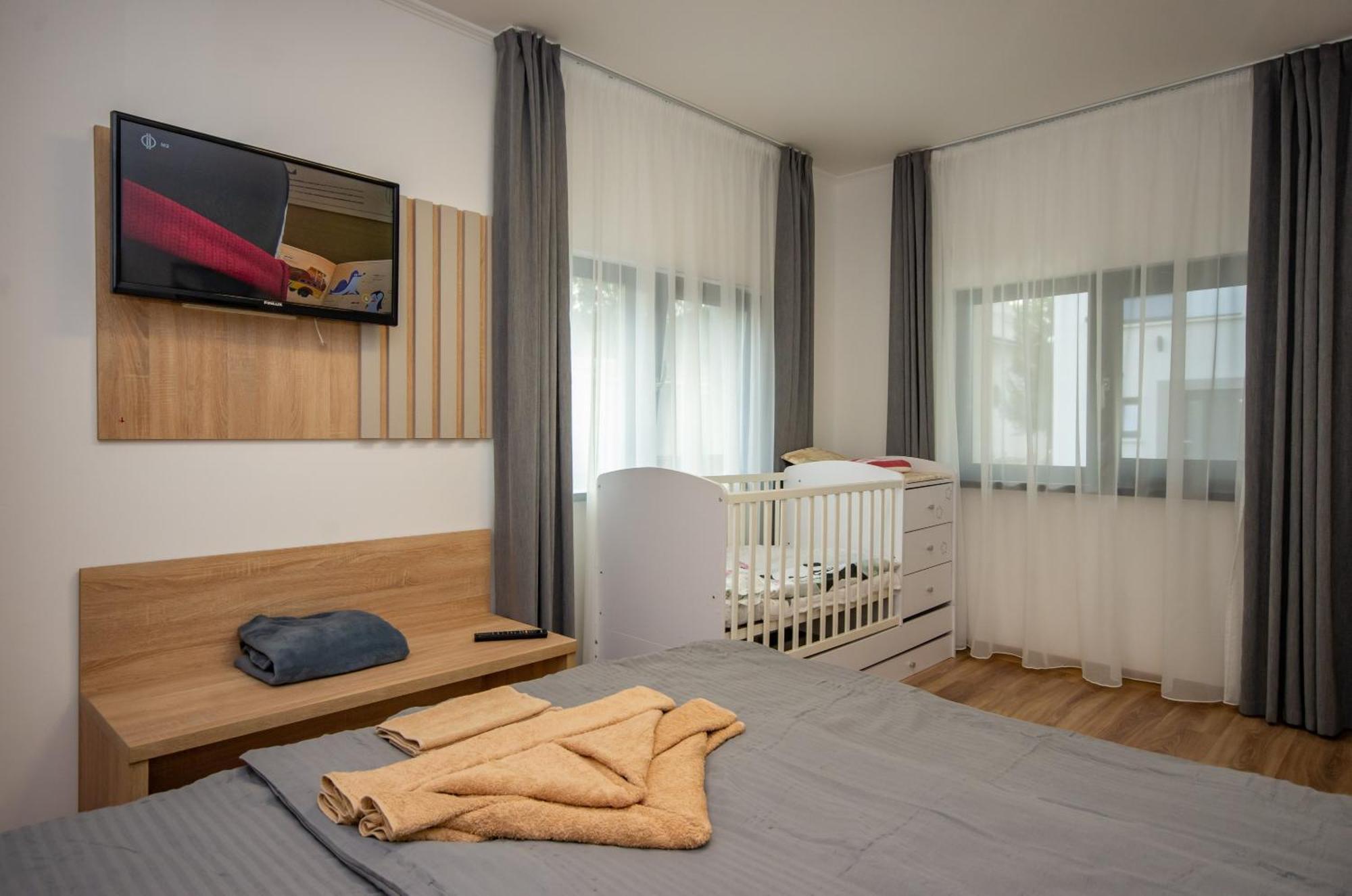 Csaladi Kikoeto Apartman Gyula Exteriör bild