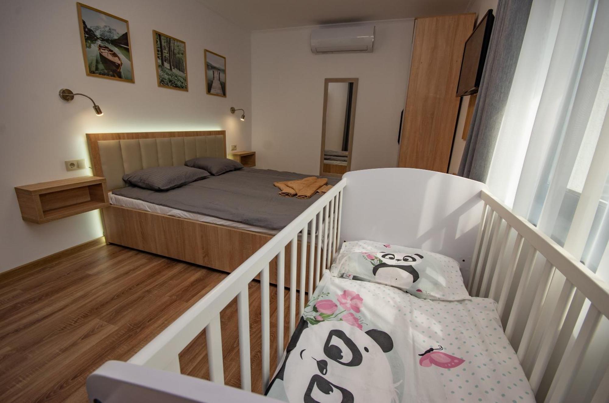 Csaladi Kikoeto Apartman Gyula Exteriör bild