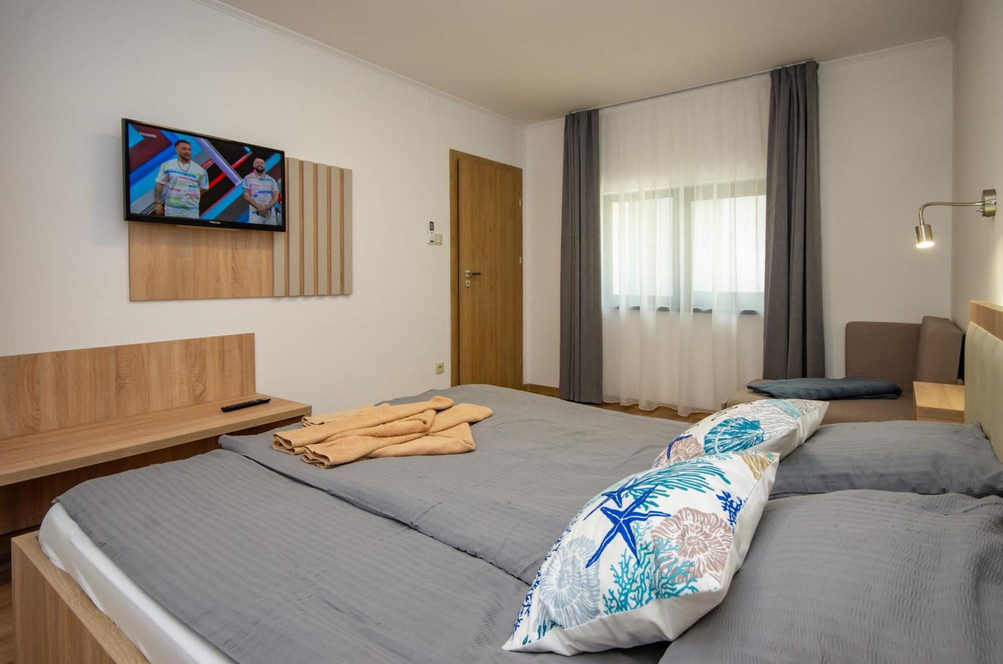 Csaladi Kikoeto Apartman Gyula Exteriör bild