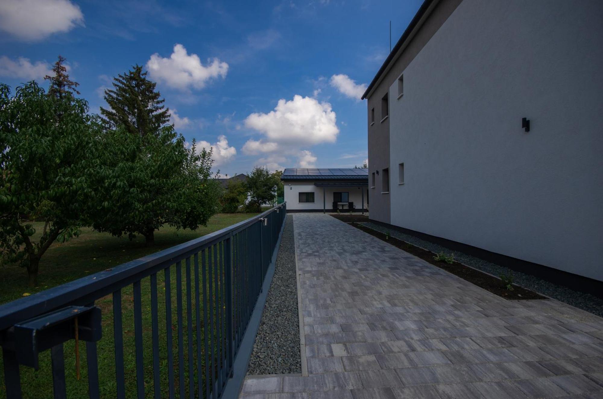Csaladi Kikoeto Apartman Gyula Exteriör bild