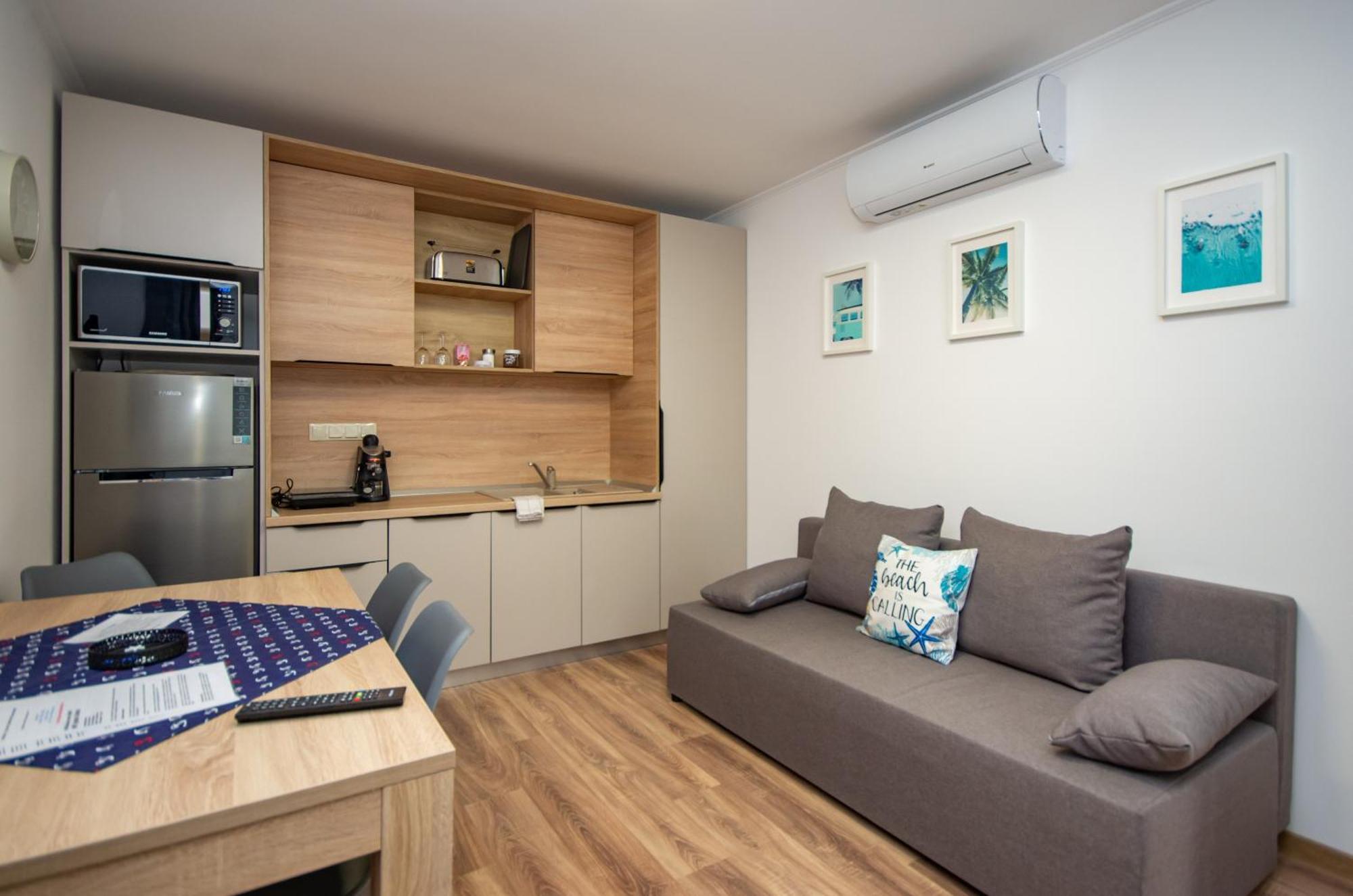 Csaladi Kikoeto Apartman Gyula Exteriör bild