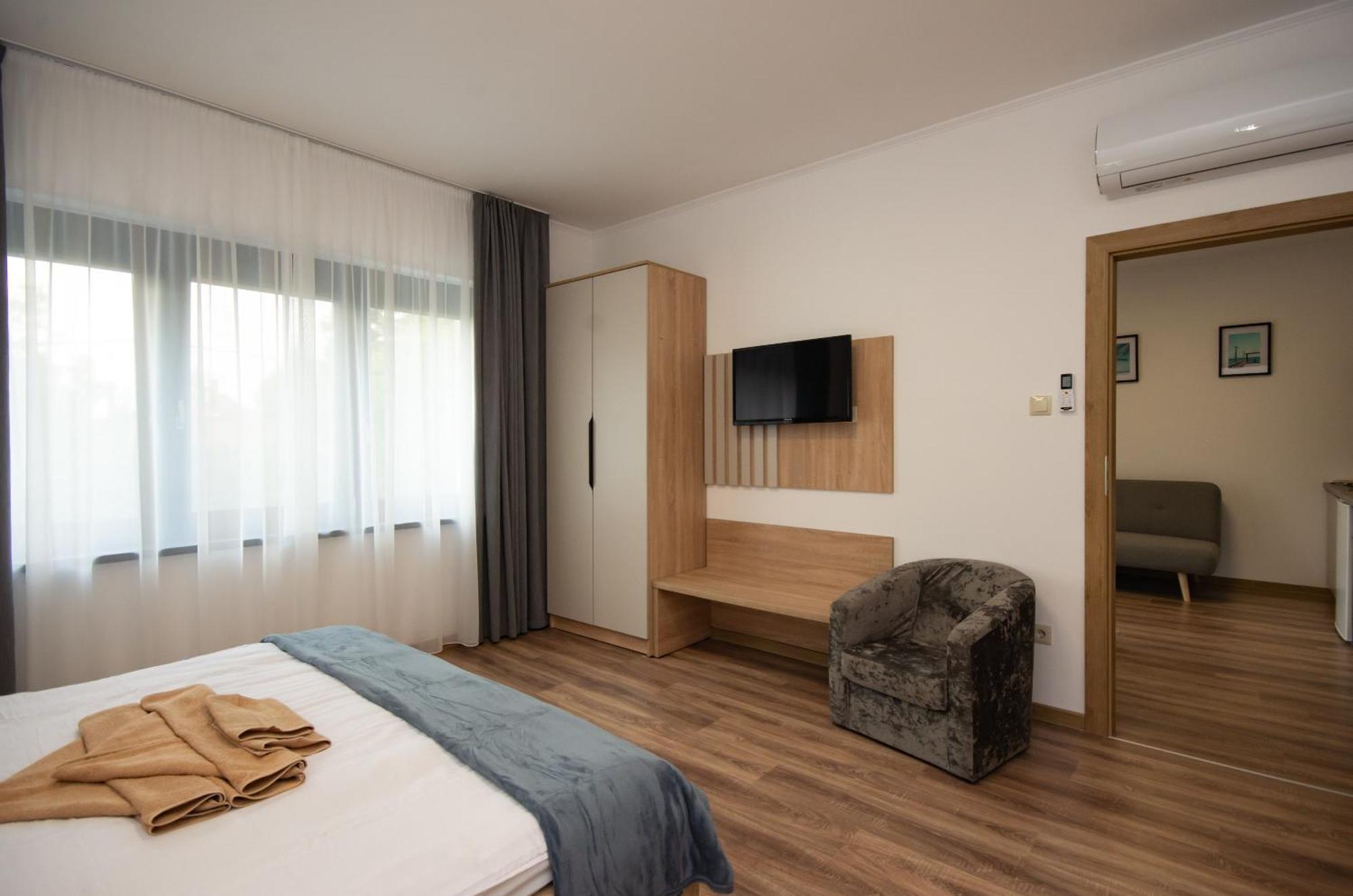 Csaladi Kikoeto Apartman Gyula Exteriör bild