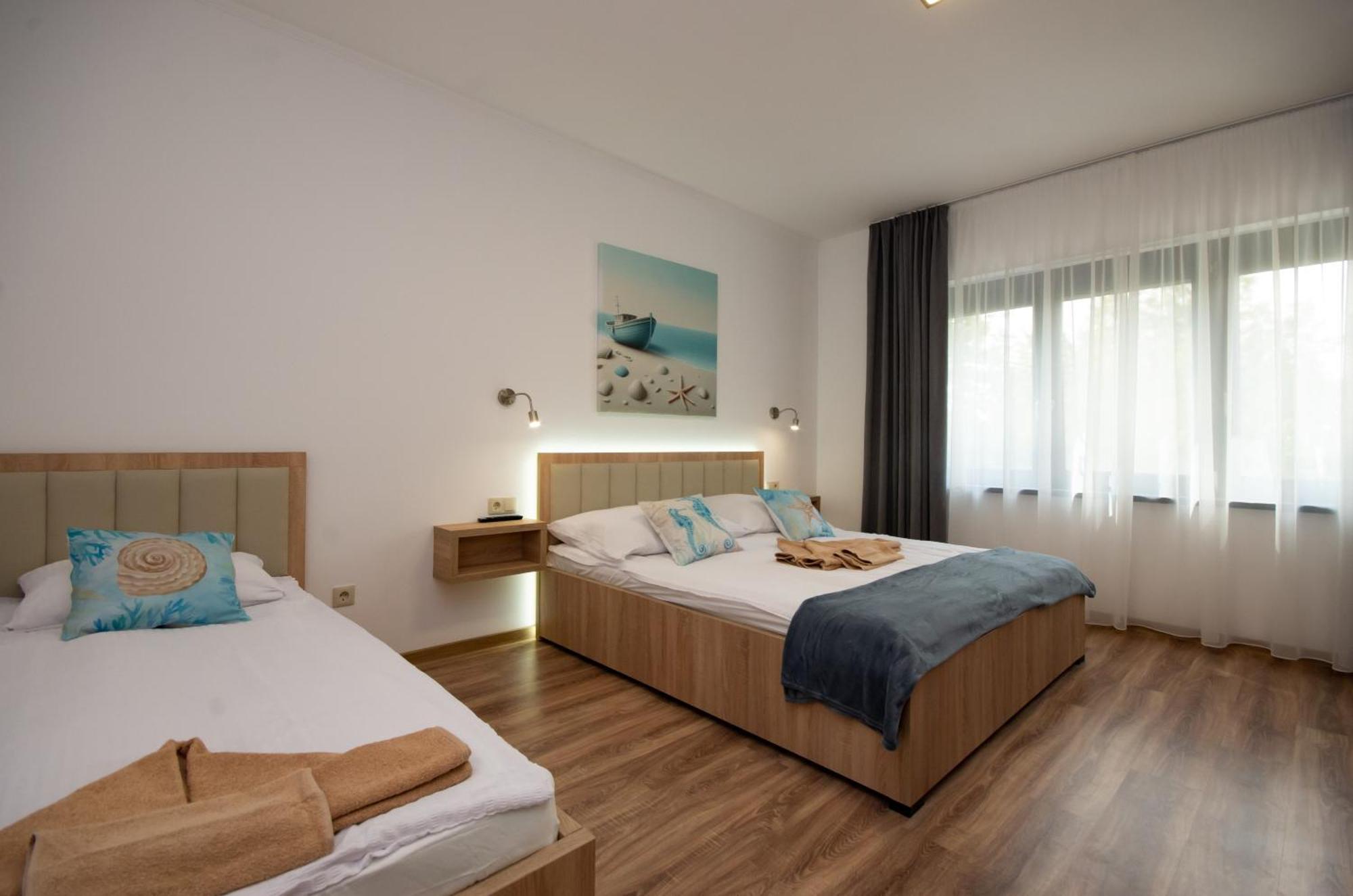 Csaladi Kikoeto Apartman Gyula Exteriör bild