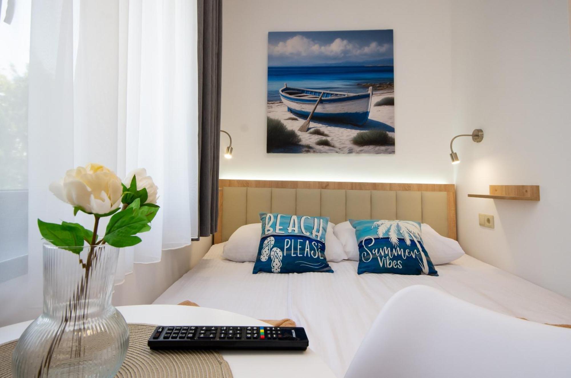 Csaladi Kikoeto Apartman Gyula Exteriör bild