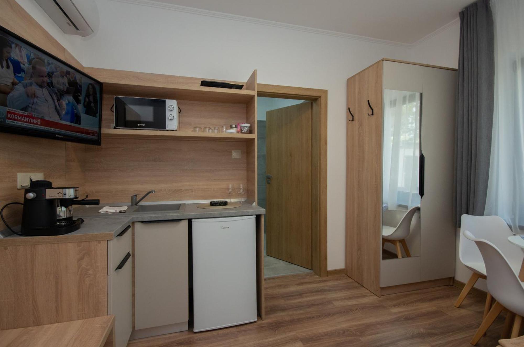 Csaladi Kikoeto Apartman Gyula Exteriör bild