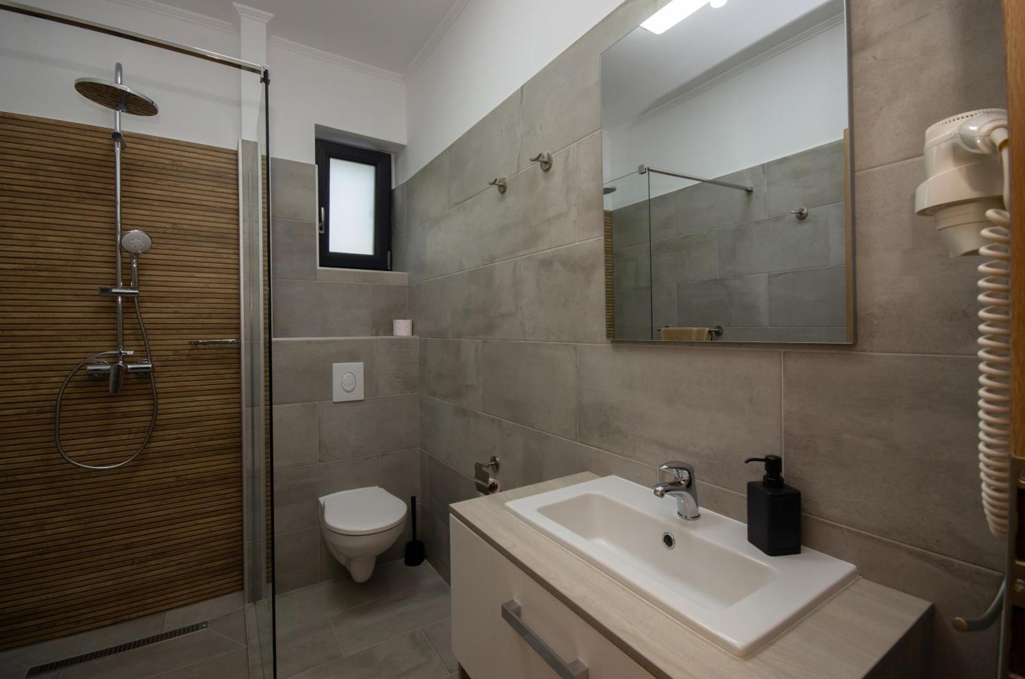 Csaladi Kikoeto Apartman Gyula Exteriör bild
