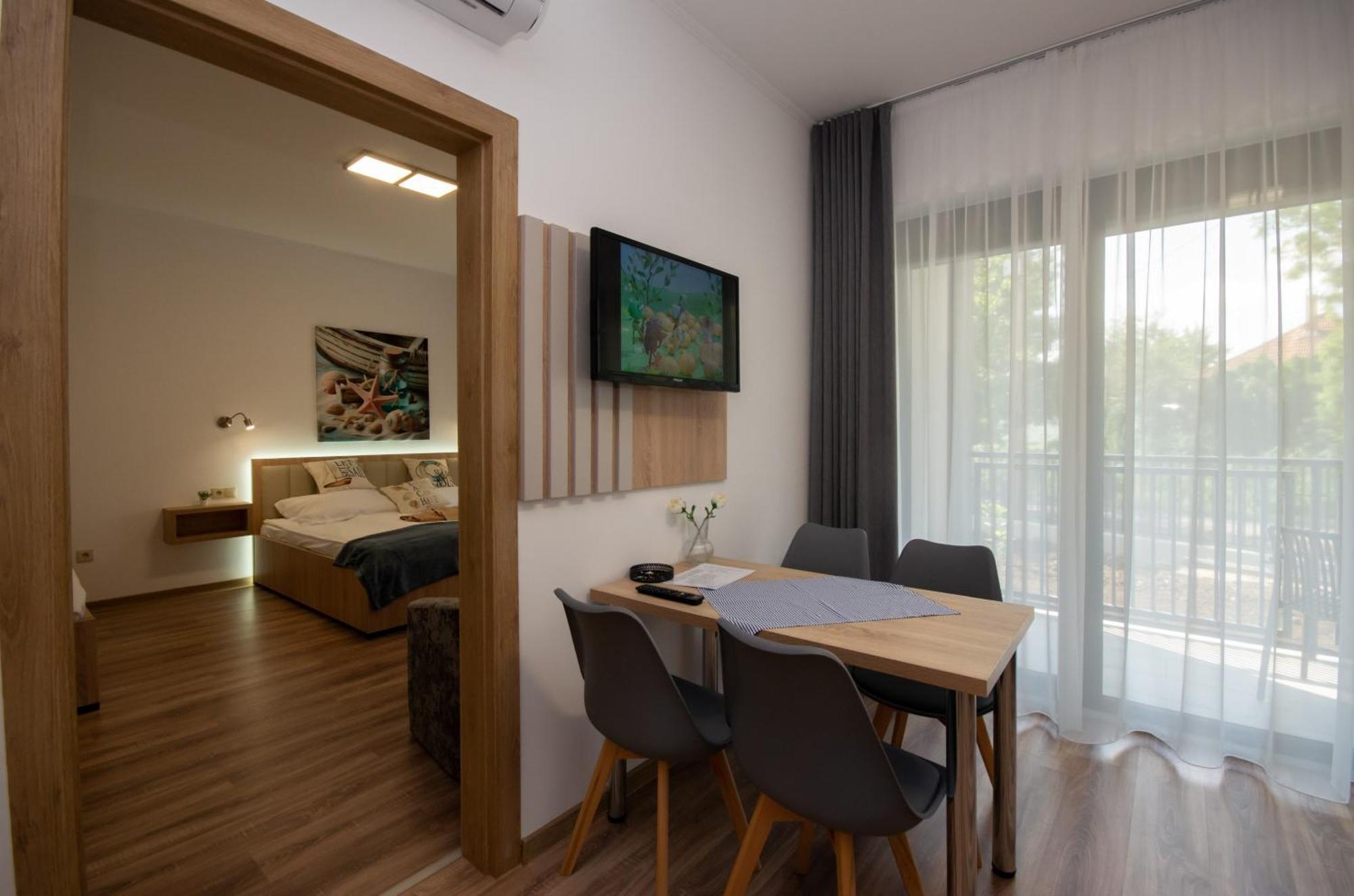 Csaladi Kikoeto Apartman Gyula Exteriör bild