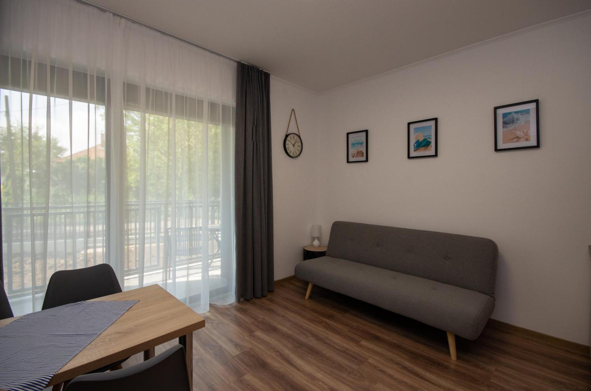 Csaladi Kikoeto Apartman Gyula Exteriör bild