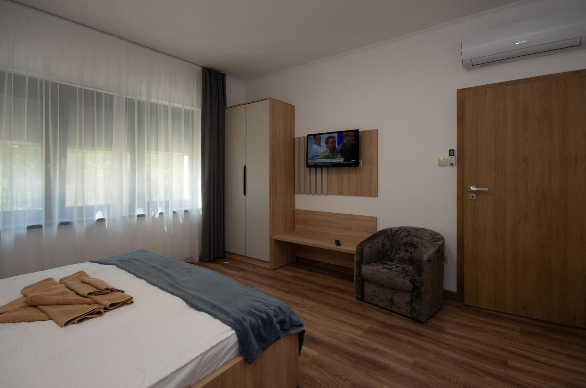 Csaladi Kikoeto Apartman Gyula Exteriör bild