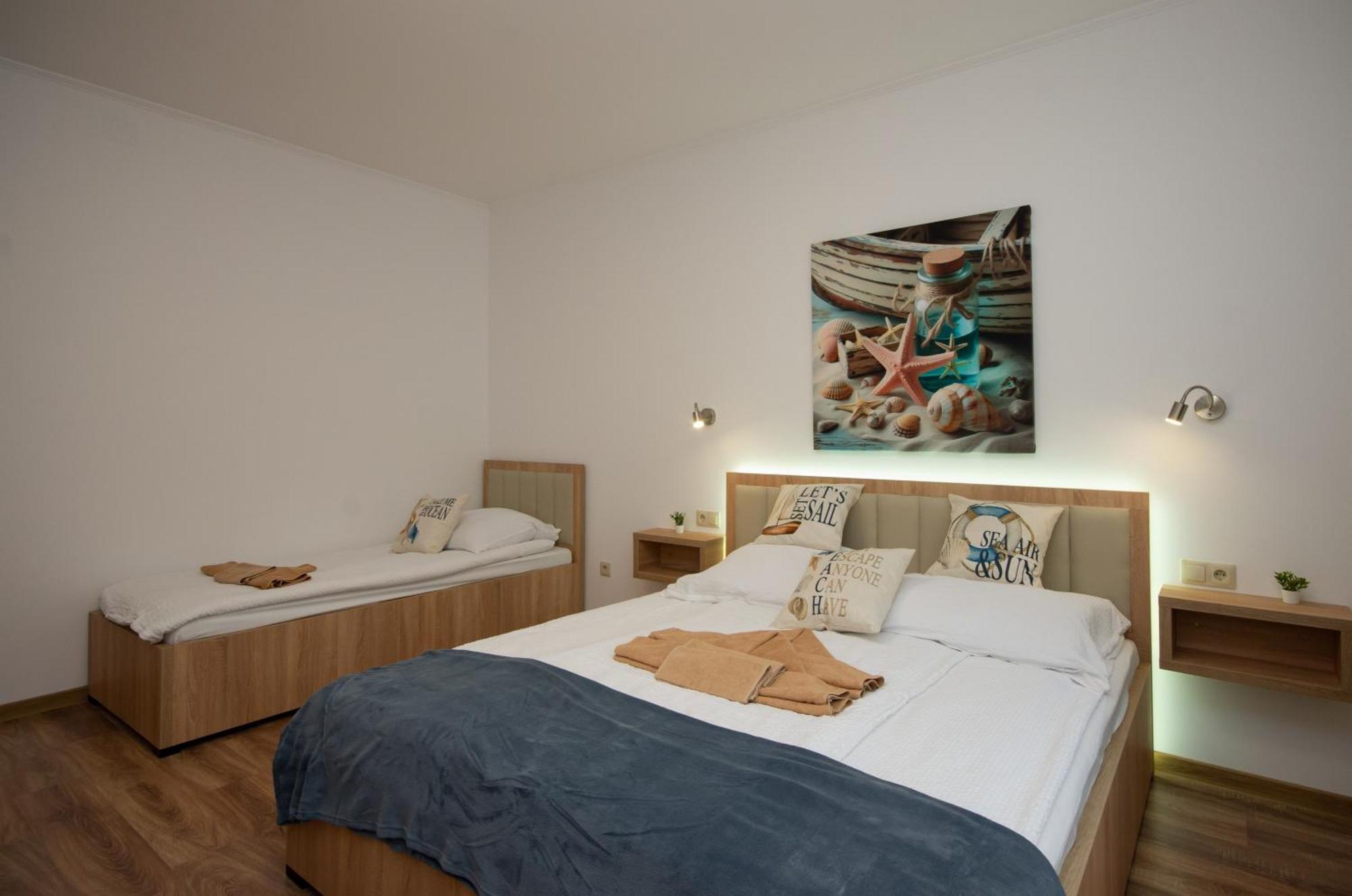 Csaladi Kikoeto Apartman Gyula Exteriör bild