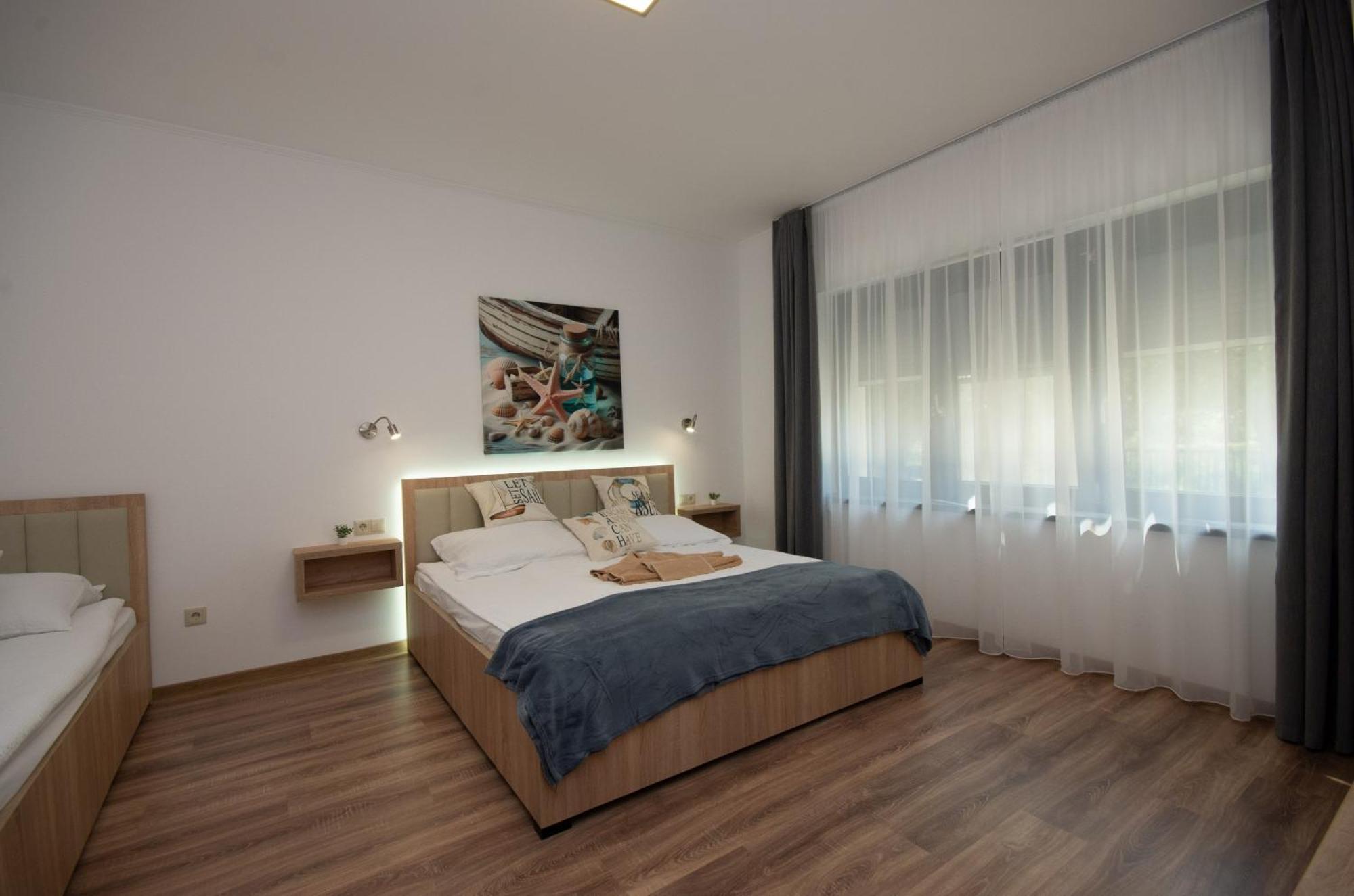 Csaladi Kikoeto Apartman Gyula Exteriör bild