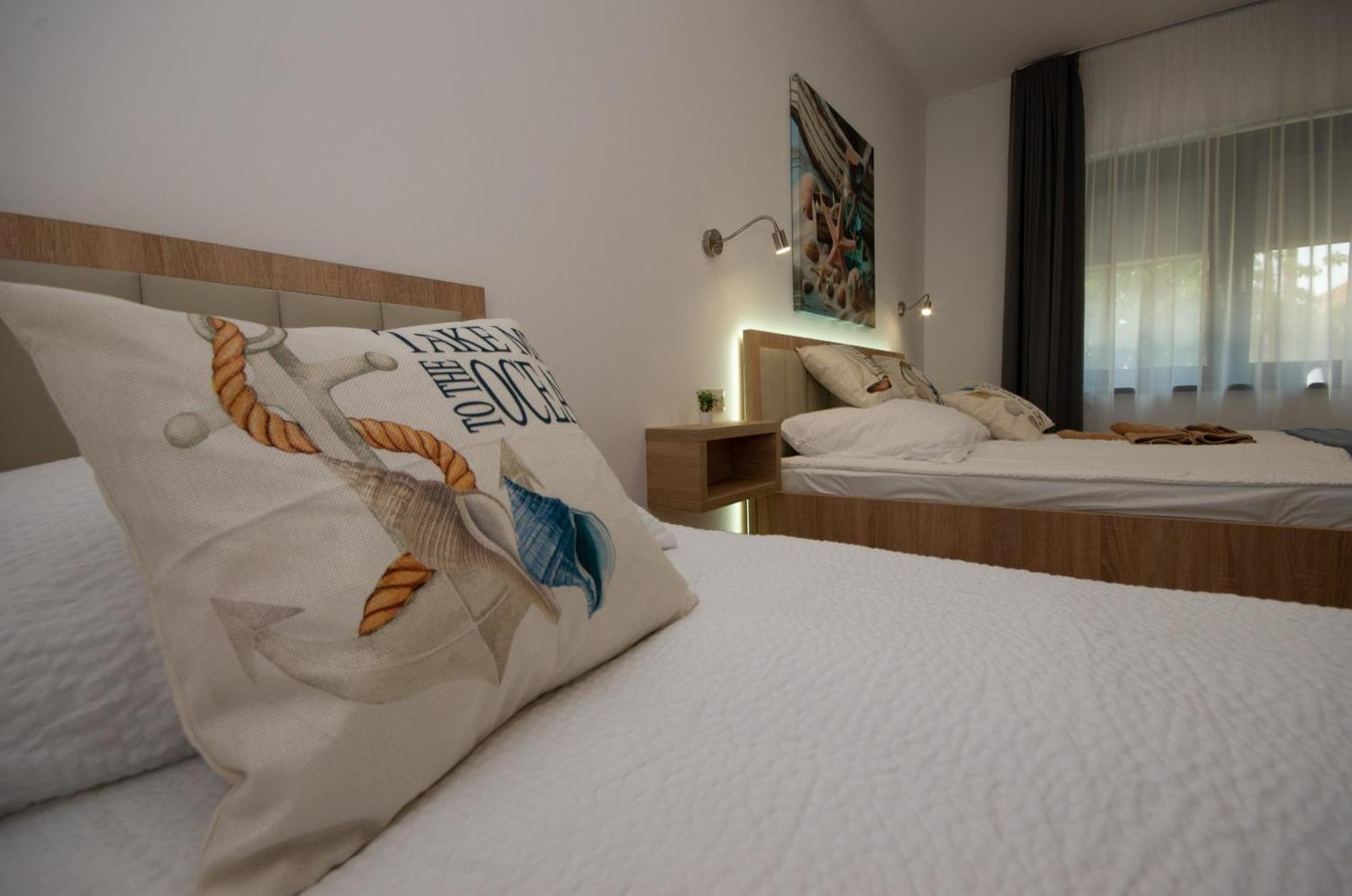 Csaladi Kikoeto Apartman Gyula Exteriör bild